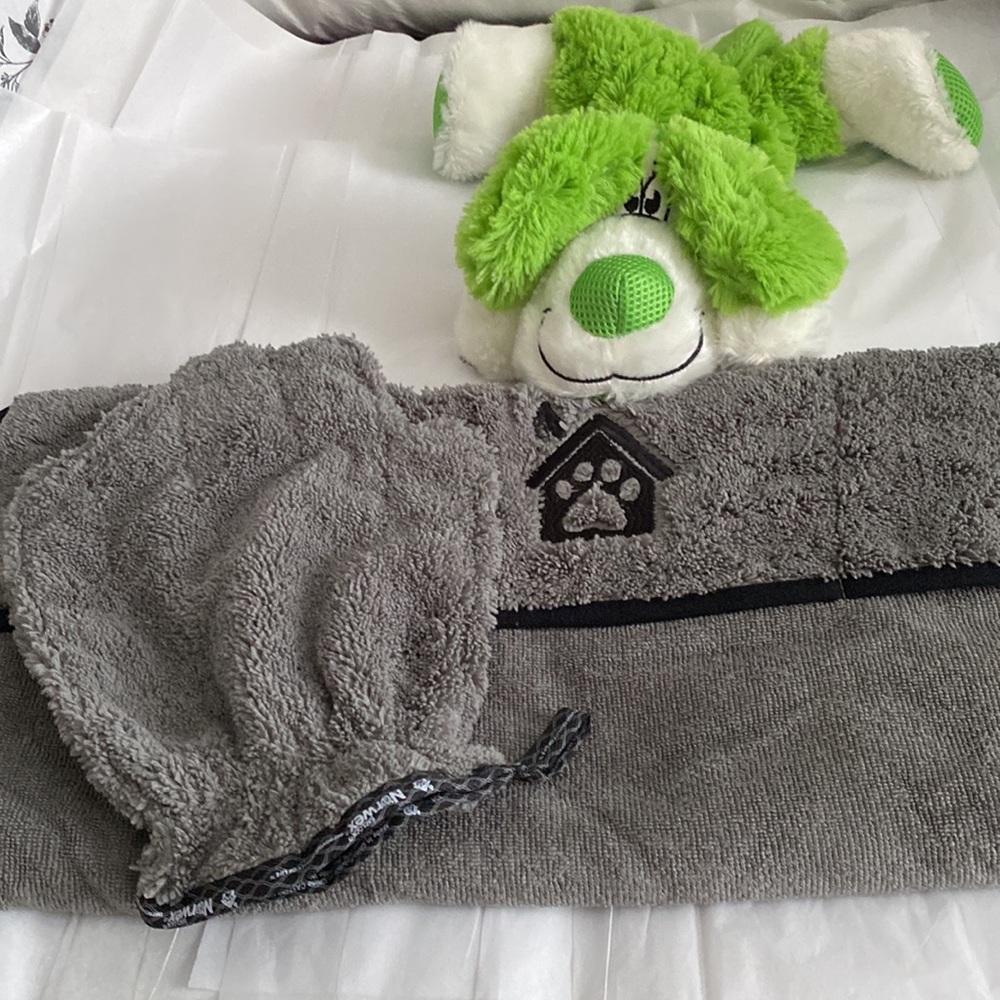 Pet Mitt and Pet Towel by Norwex w/BacLock set. Brand New never used.
